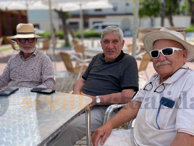 De izquierda a derecha: Manuel Álvarez, Antonio Cano y Pedro Silva, los arquitectos de la bola de la Expo'92 / Clara Fajardo