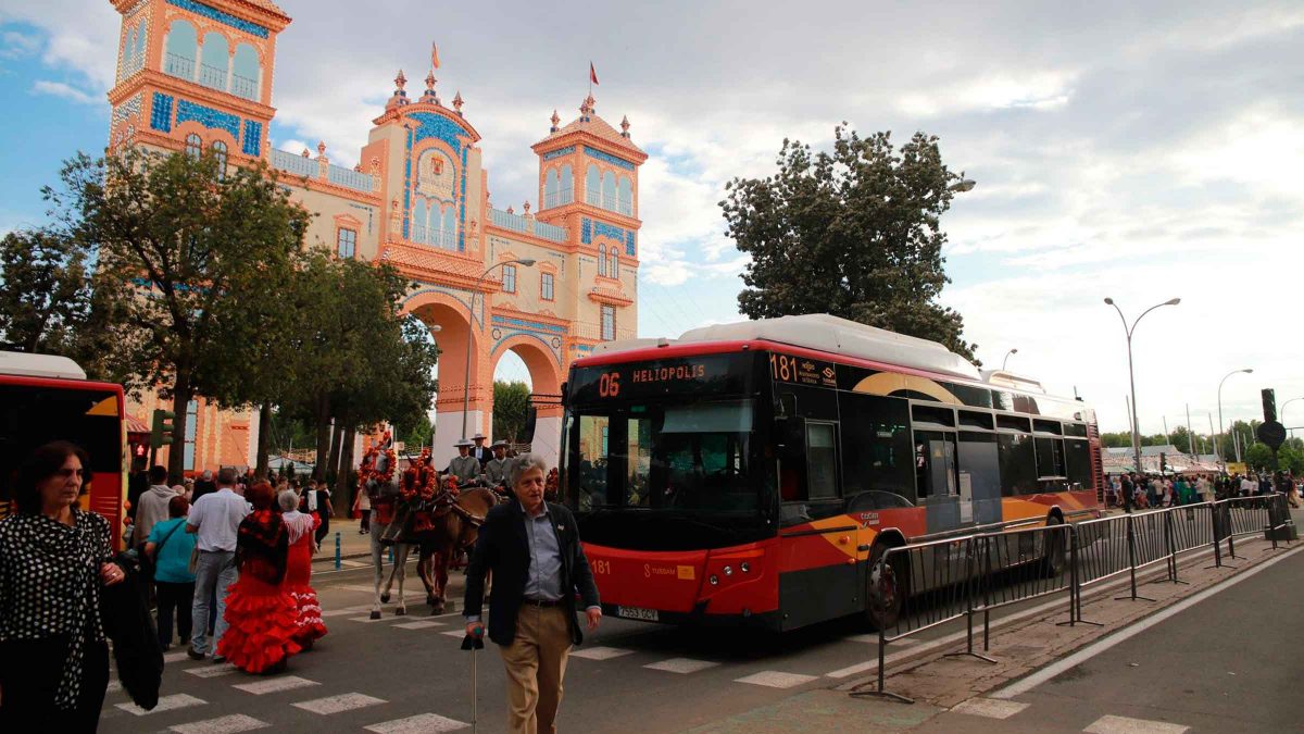Un autobús de Tussam, frente al Real de la Feria