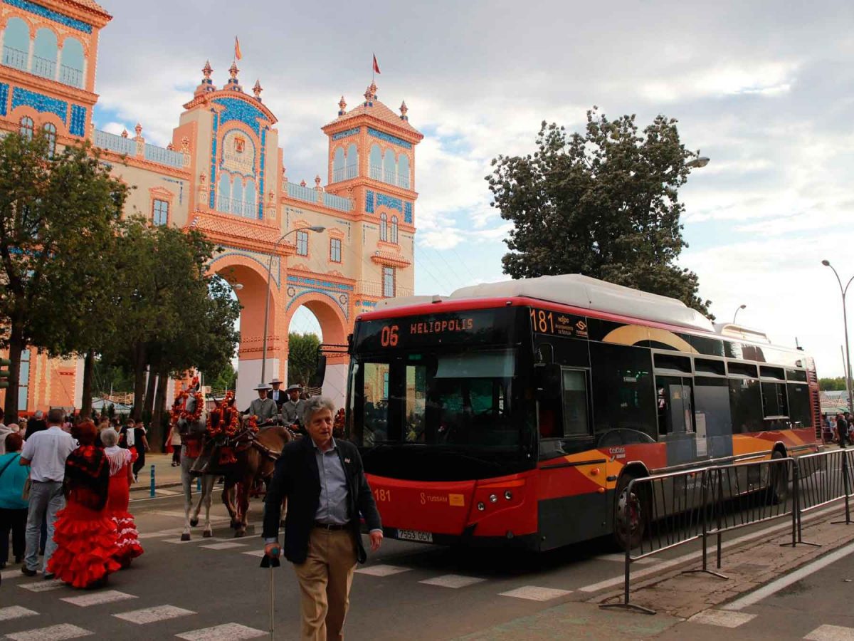 Un autobús de Tussam, frente al Real de la Feria