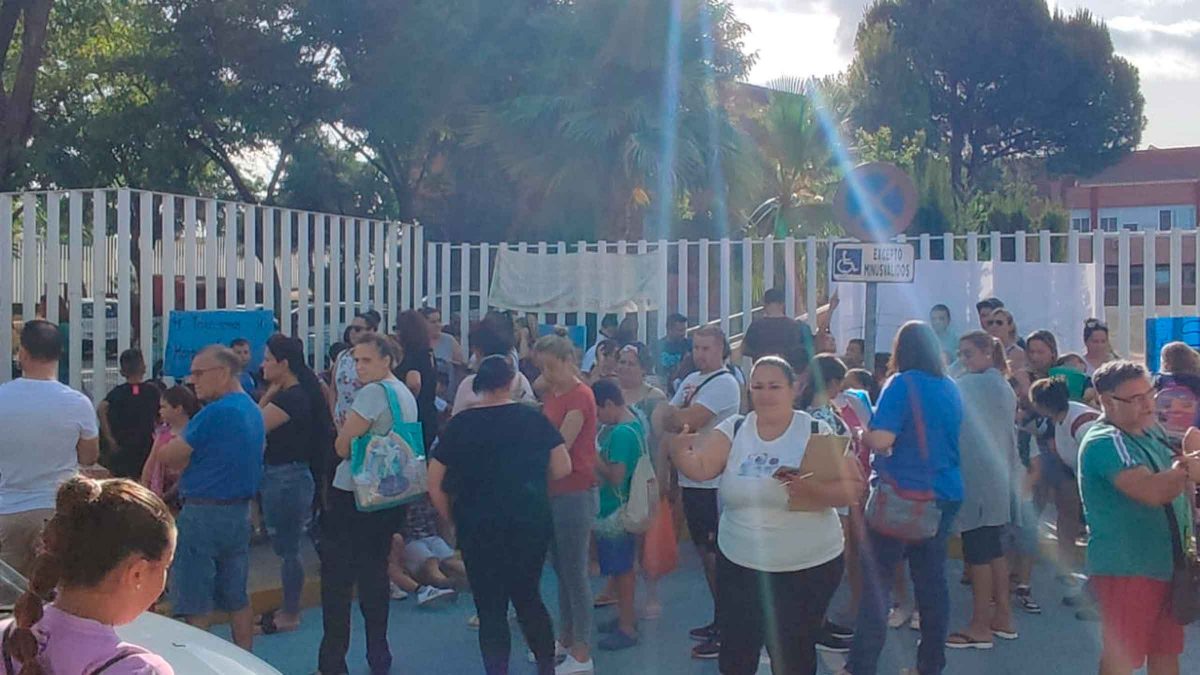 Imagen de las protestas del AMPA del CEIP Hernán Cortés de Castilleja de la Cuesta / SA