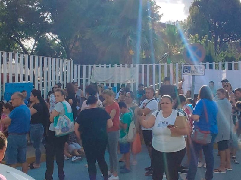 Imagen de las protestas del AMPA del CEIP Hernán Cortés de Castilleja de la Cuesta / SA