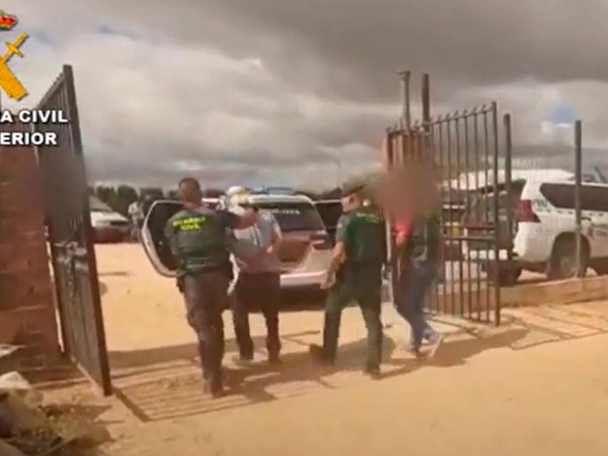 Imagen de la operación de la Guardia Civil con dos detenidos por maltrato animal / SA