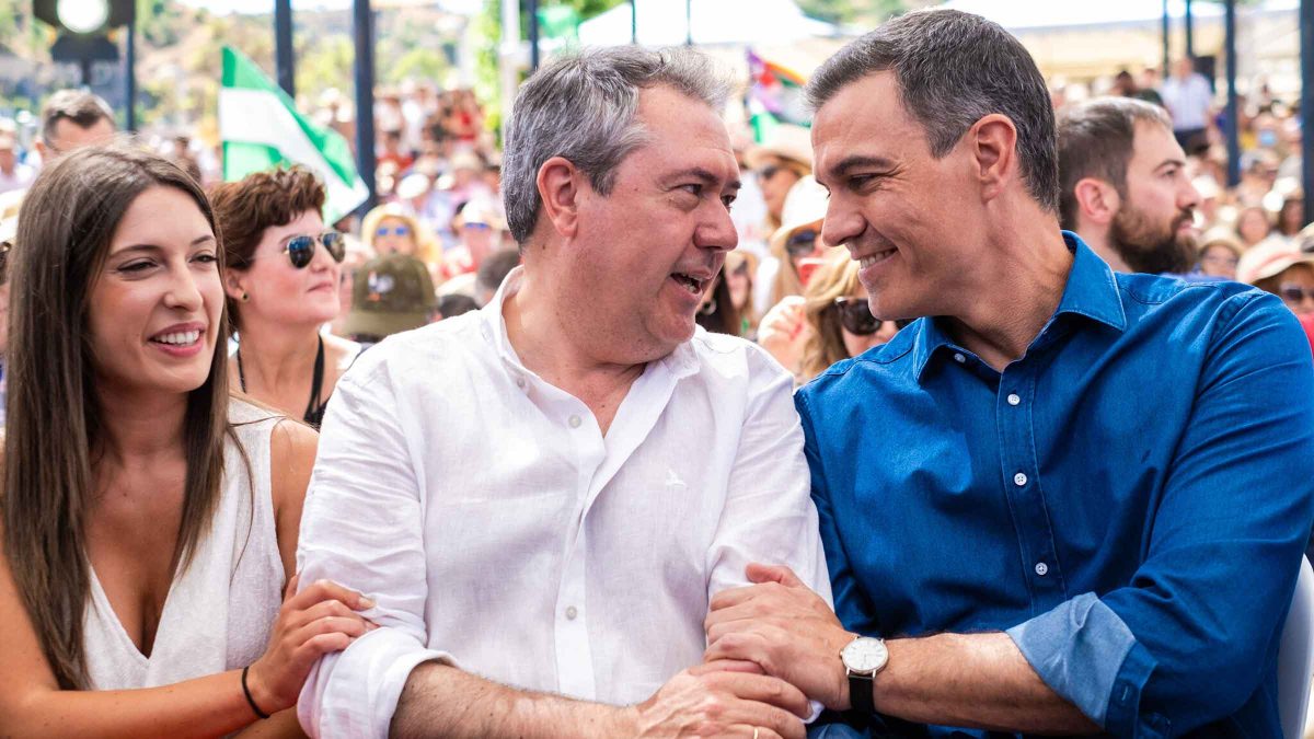 Pedro Sánchez, candidato socialista, junto a Juan Espadas