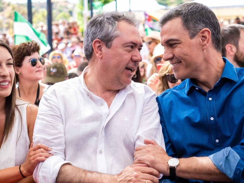 Pedro Sánchez, candidato socialista, junto a Juan Espadas