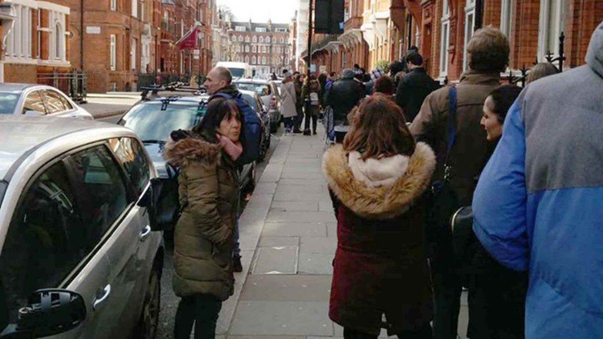 Imagen de españoles en el consulado de Londres para tramitar el voto rogado / Marea Granate