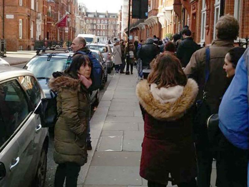 Imagen de españoles en el consulado de Londres para tramitar el voto rogado / Marea Granate