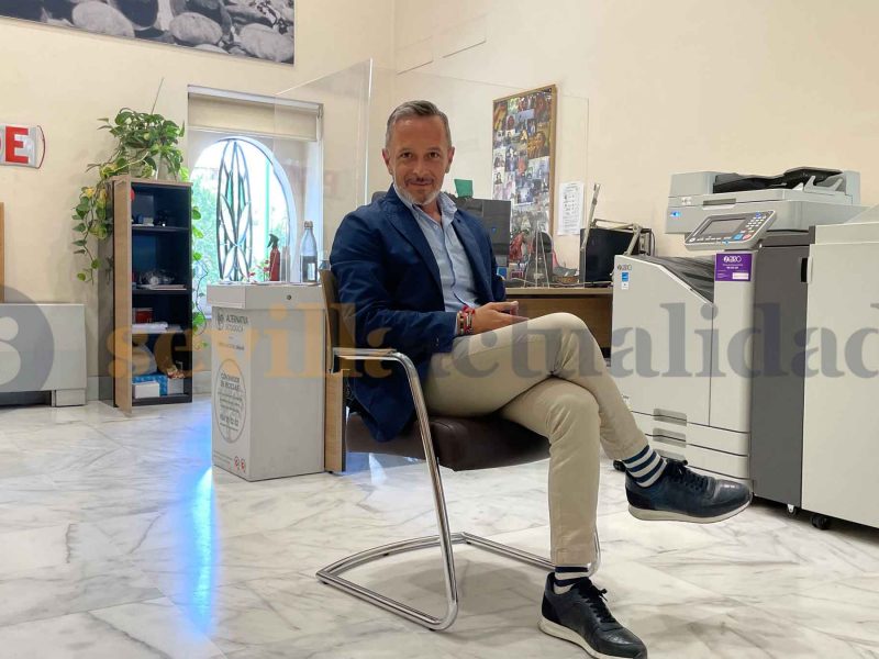 Rafael Recio, secretario de organización del PSOE de Sevilla en la sede socialista de Luis Montoto / Clara Fajardo