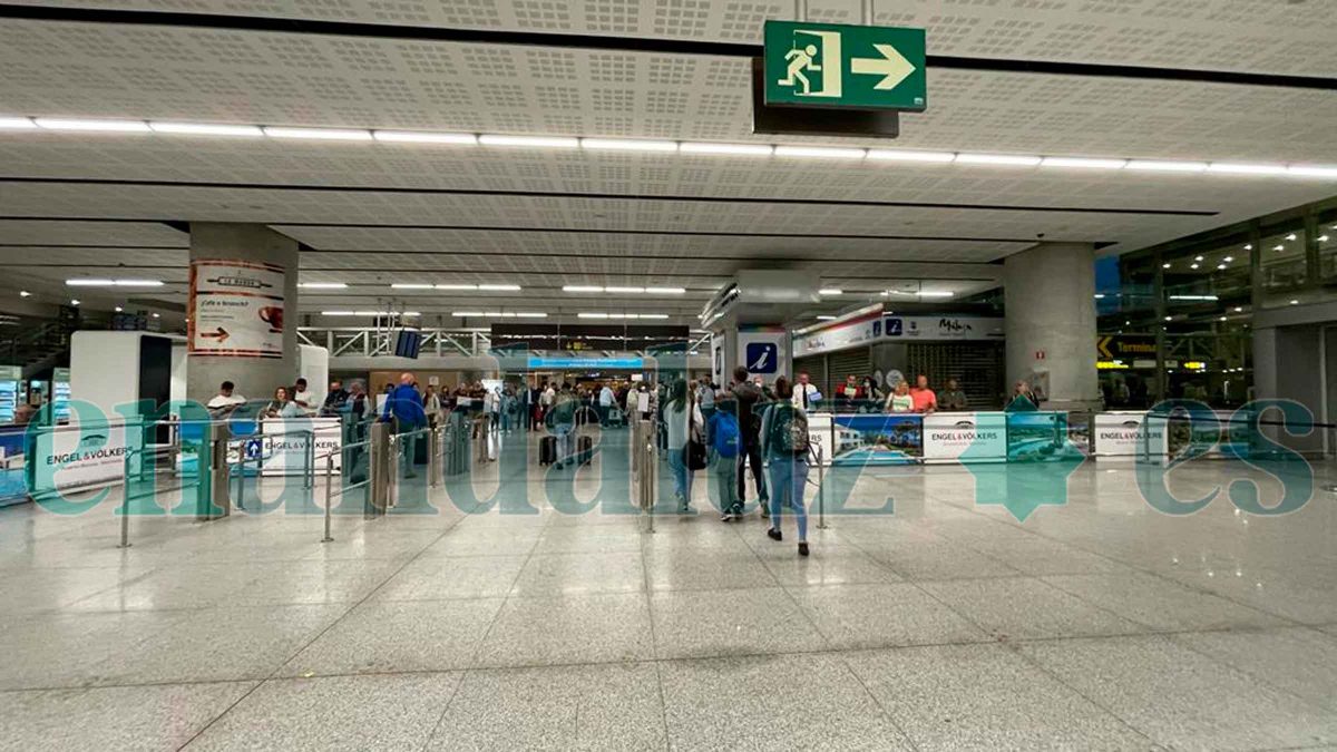 Turistas llegando al aeropuerto de Málaga en Andalucía / Clara Fajardo