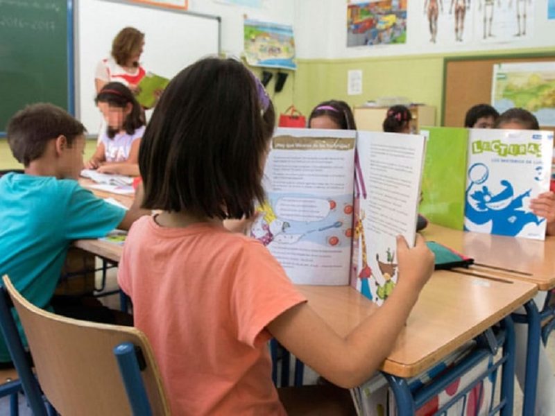 Un aula con niños en un colegio
