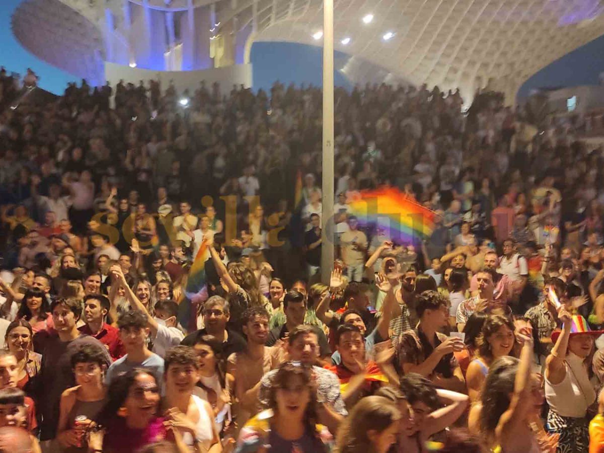 Edición de 2022 del Orgullo en Sevilla, con una concentración multitudinaria