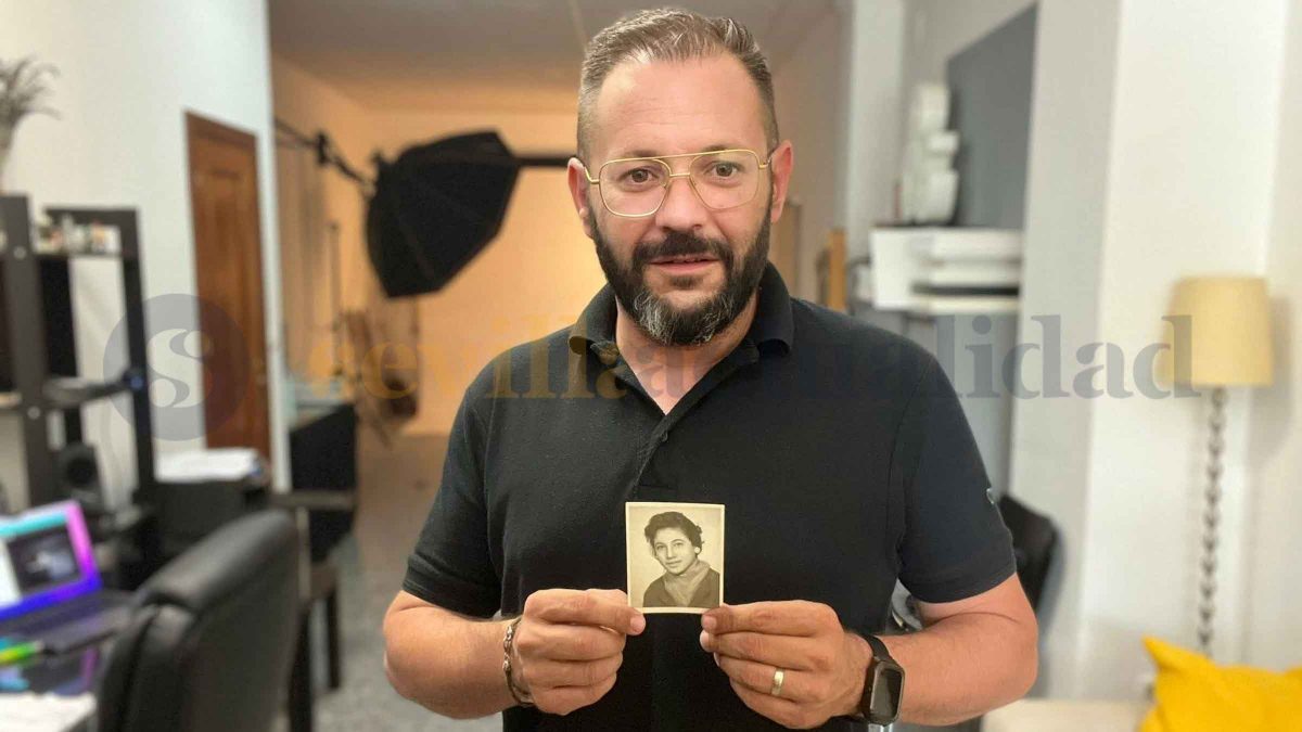 Antonio Calle, con el retrato realizado por su abuelo