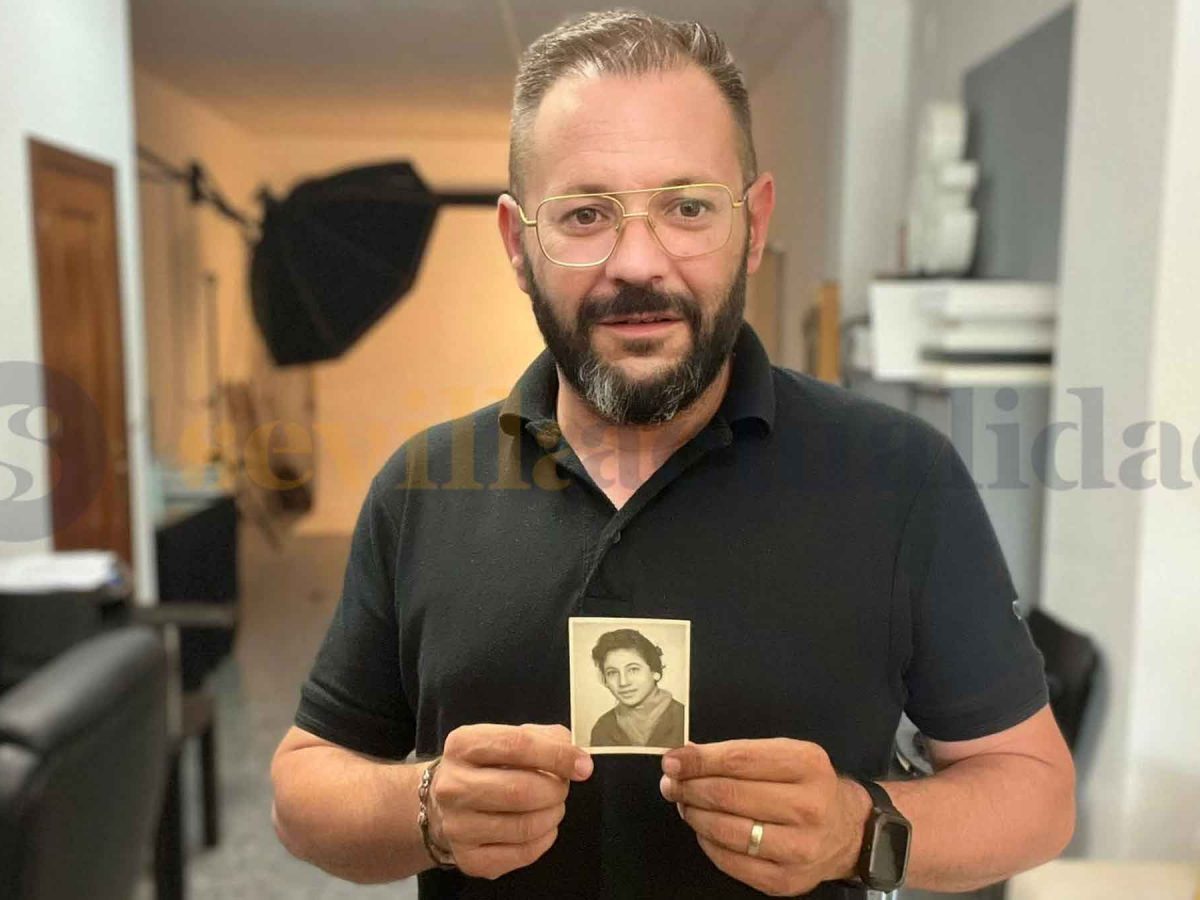 Antonio Calle, con el retrato realizado por su abuelo