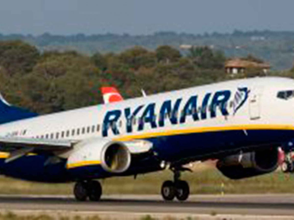 Foto de archivo de un vuelo de Ryanair
