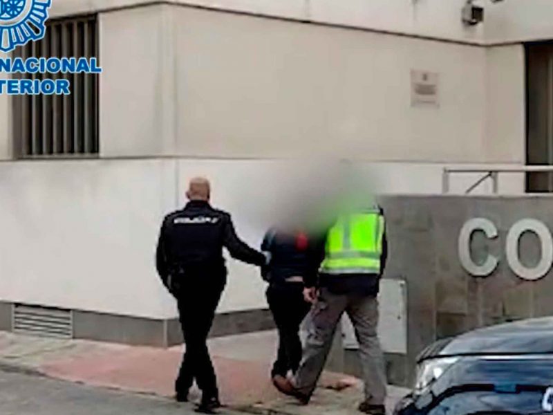 Imagen de la detención por venta de droga en Coria del Río / AD