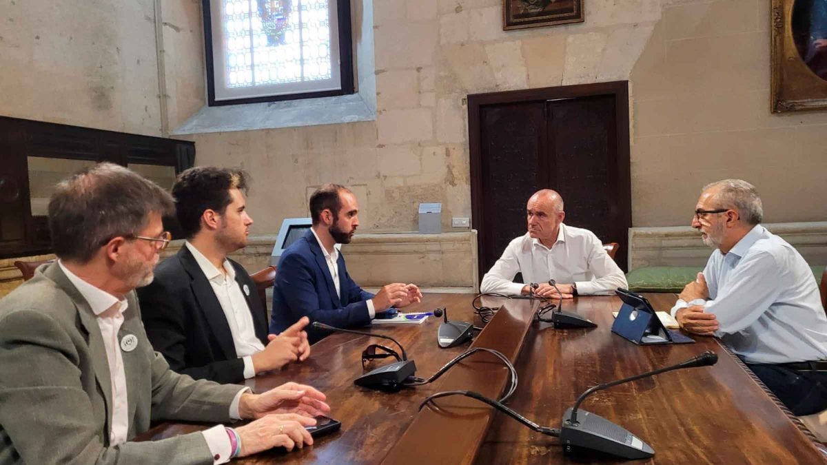Imagen de la reunión de Sevilla Quiere Metro en el Ayuntamiento de Sevilla / SA