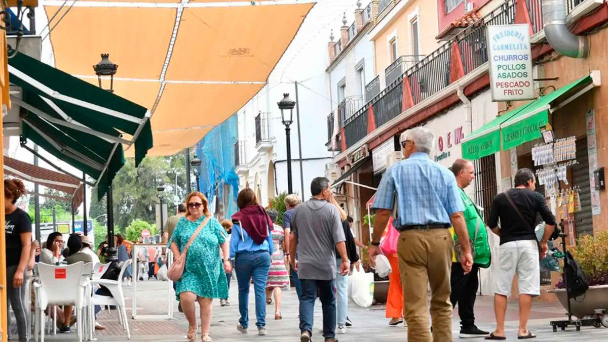 Imagen de toldos en Tomares para combatir la alta temperatura del verano / SA
