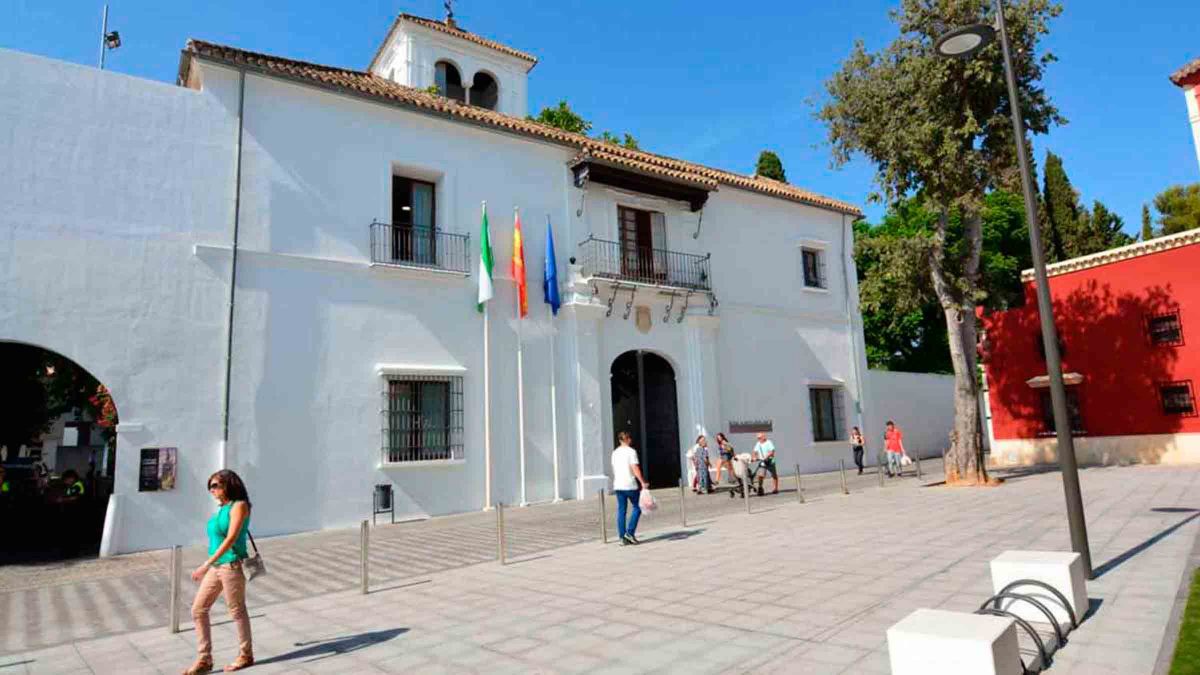 Fachada del Ayuntamiento de Tomares