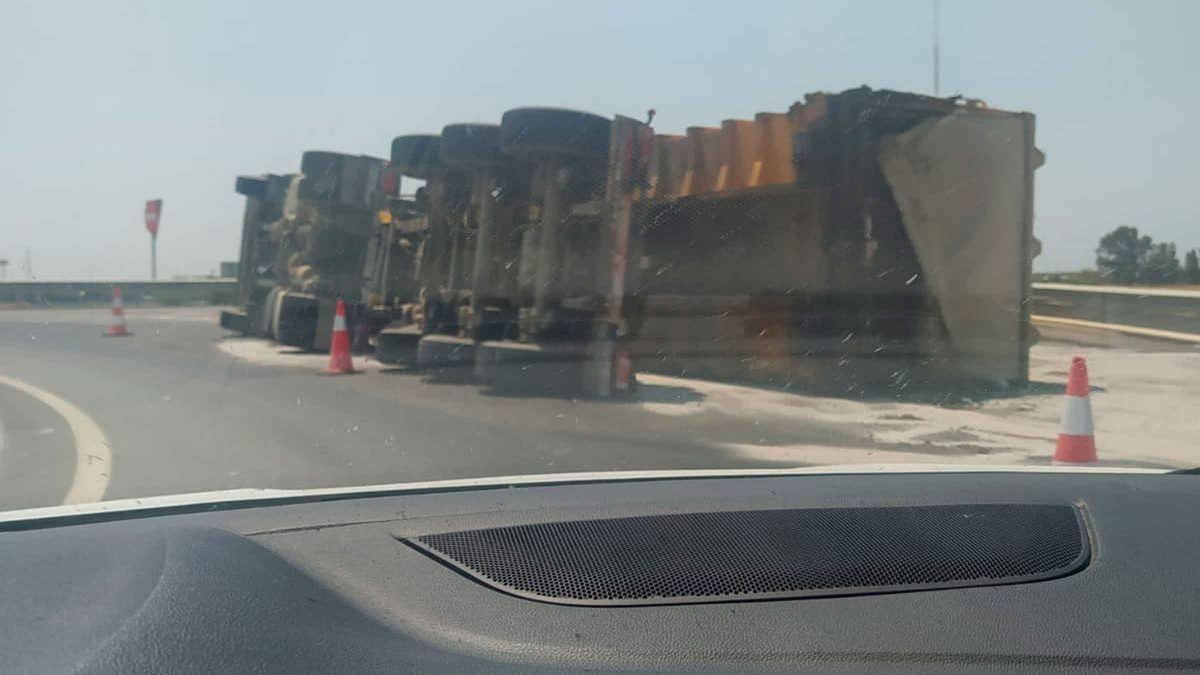 vuelco de un camión en Los Palacios / SA
