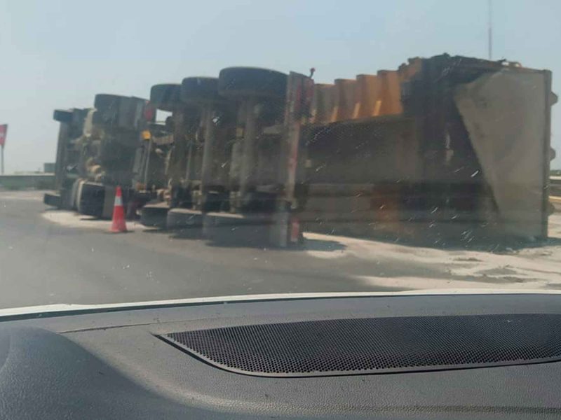 vuelco de un camión en Los Palacios / SA