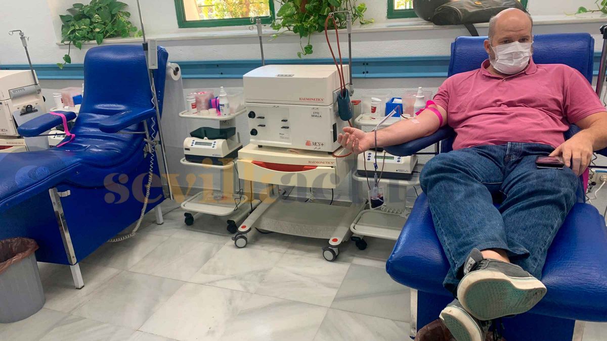Imagen una persona donando sangre en Sevilla / Clara Fajardo