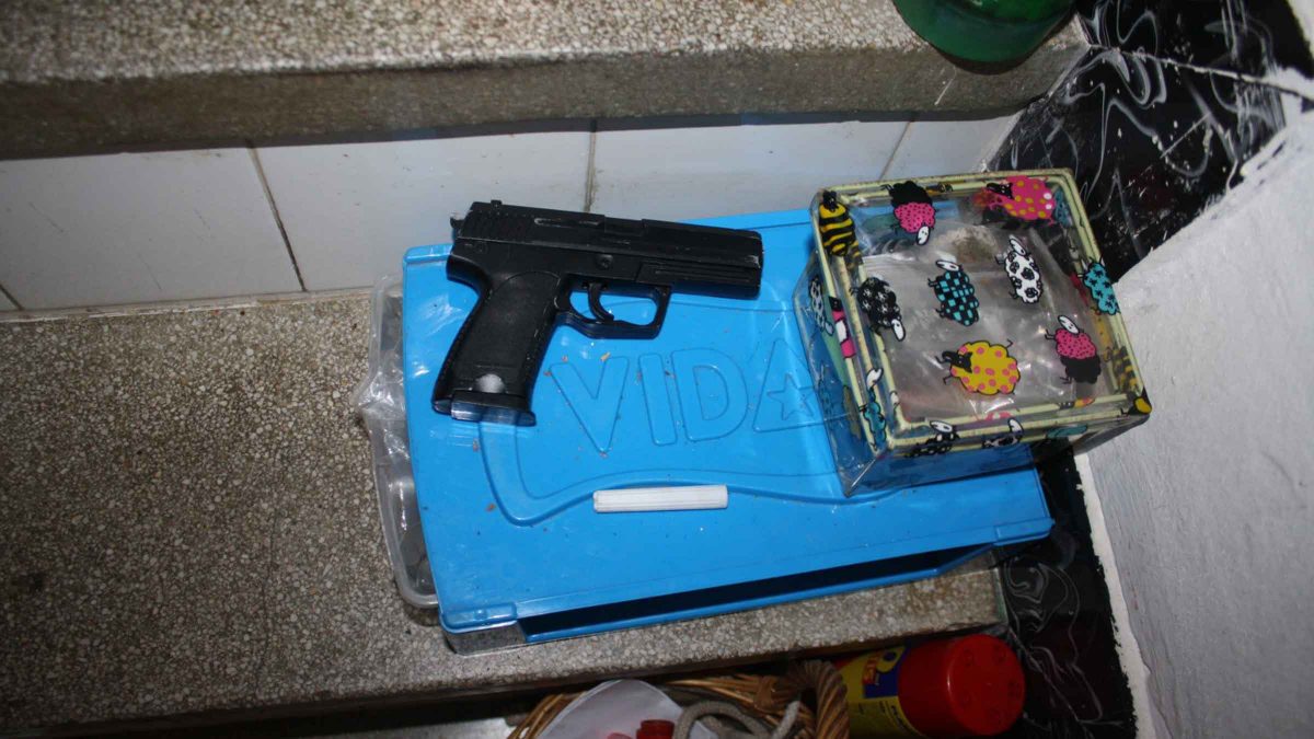 Imagen de lo que se ha encontrado en el desmantelamiento del punto de venta de droga en Sanlúcar La Mayor / SA