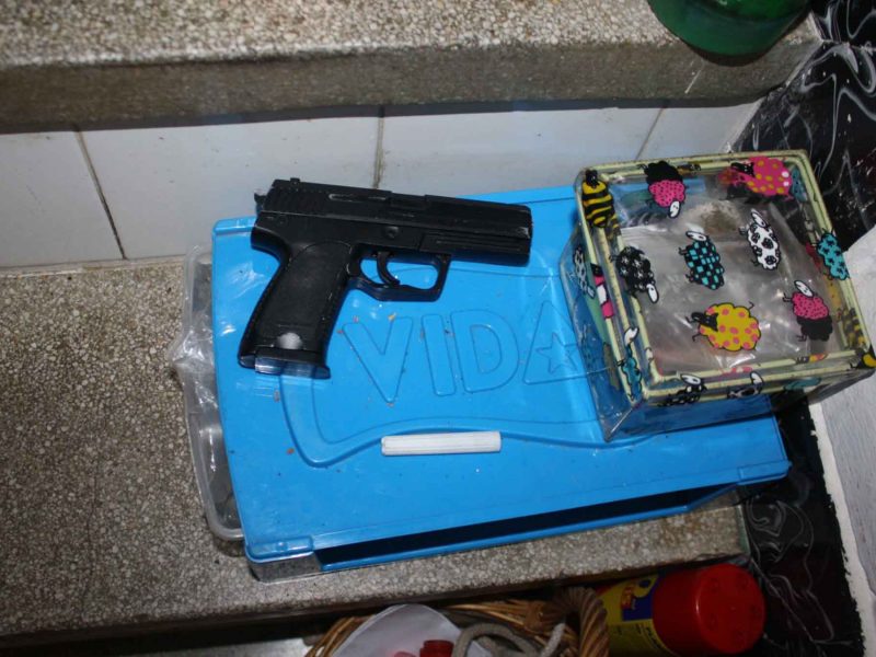 Imagen de lo que se ha encontrado en el desmantelamiento del punto de venta de droga en Sanlúcar La Mayor / SA