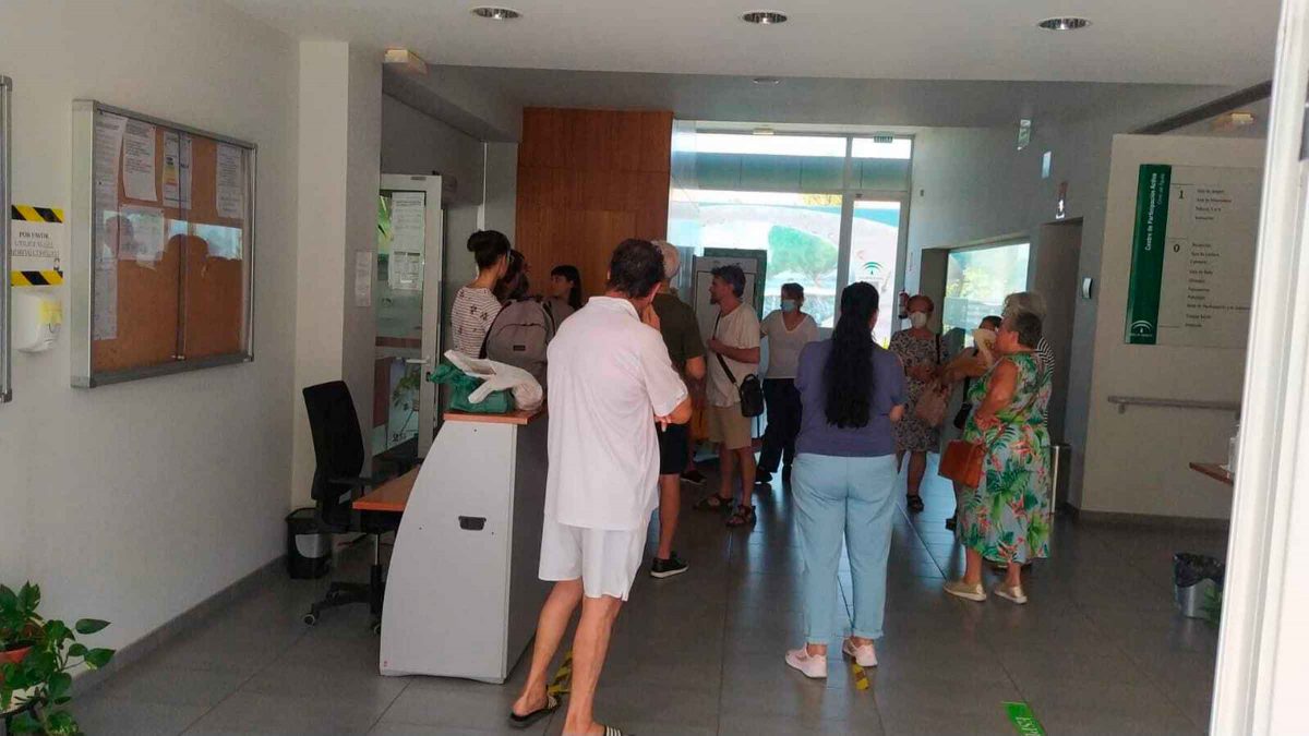 imagen de vecinos protestando por los cortes de luz en distintos barrios de Sevilla / SA