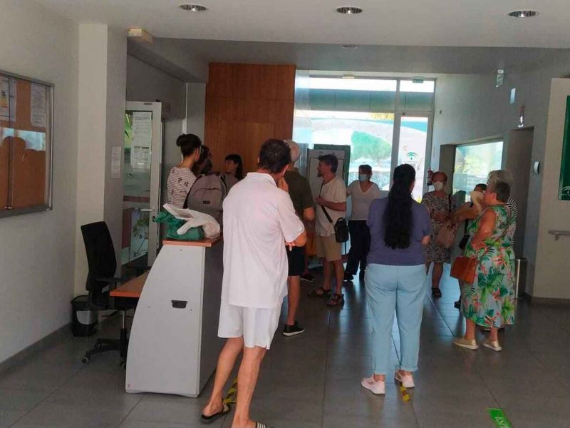 imagen de vecinos protestando por los cortes de luz en distintos barrios de Sevilla / SA