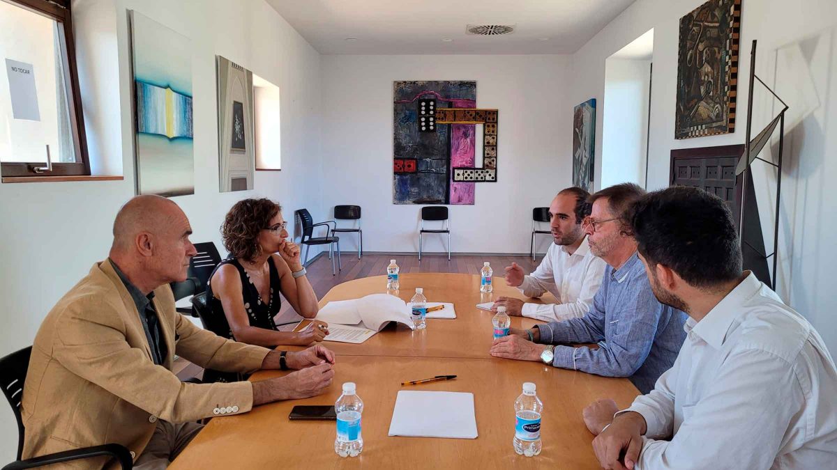 Imagen de la reunión de Sevilla Quiere Metro con María Jesús Montero / SA