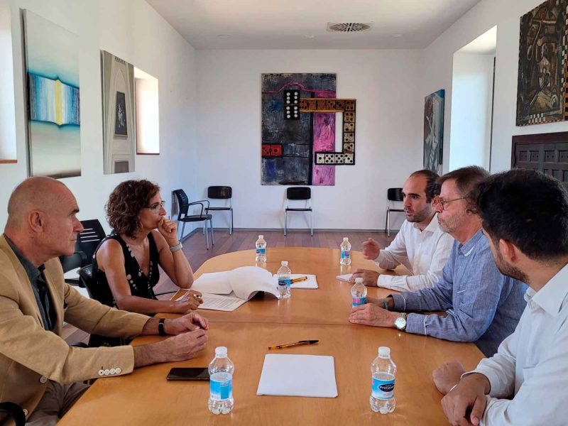 Imagen de la reunión de Sevilla Quiere Metro con María Jesús Montero / SA