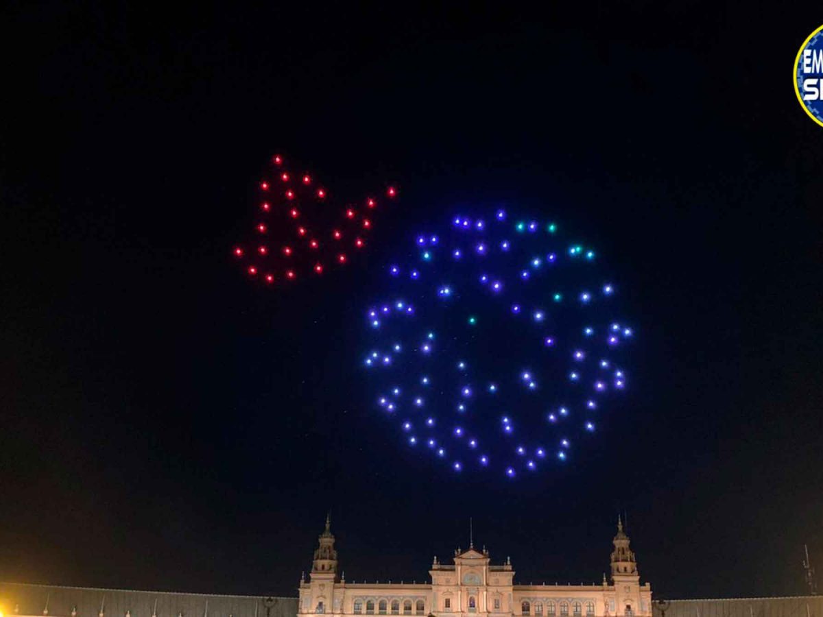 Imagen del espectáculo de drones de Plaza de España / Emergencias Sevilla