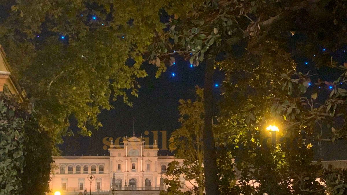 Imagen del espectáculo de luces suspendido en Plaza de España por motivo de seguridad con los drones / Christopher Rivas