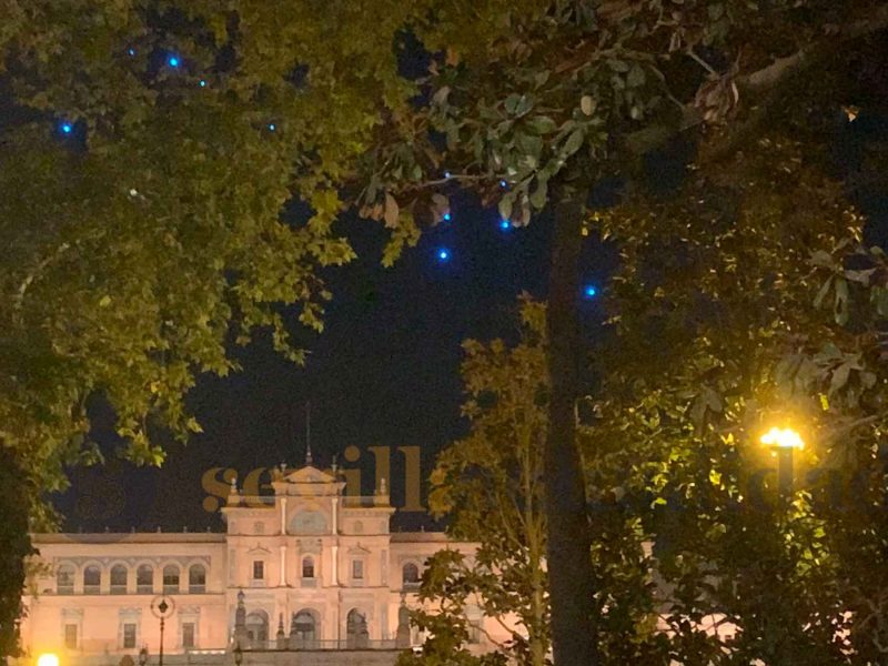 Imagen del espectáculo de luces suspendido en Plaza de España por motivo de seguridad con los drones / Christopher Rivas