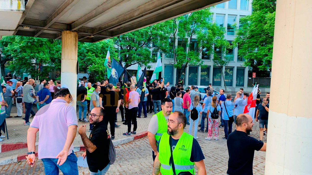 Imagen de la manifestación de taxistas en protesta por la ley que regulará los VTC / SA