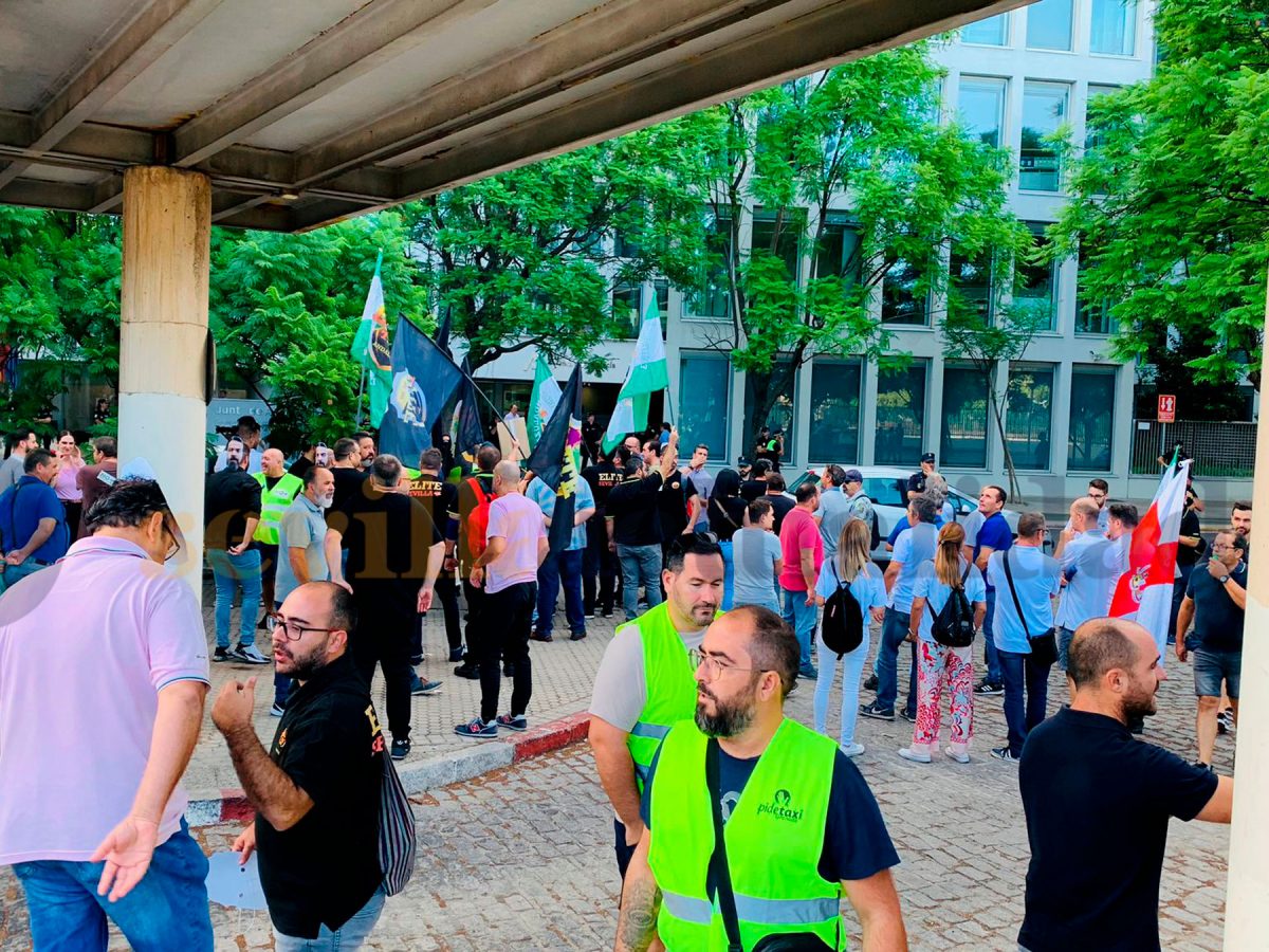 Imagen de la manifestación de taxistas en protesta por la ley que regulará los VTC / SA