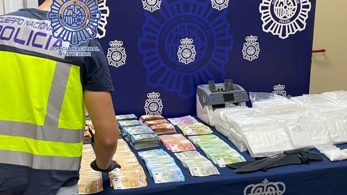 Imagen de la operación de la Policía en la que se ha detenido a una persona por venta de cocaína / SA