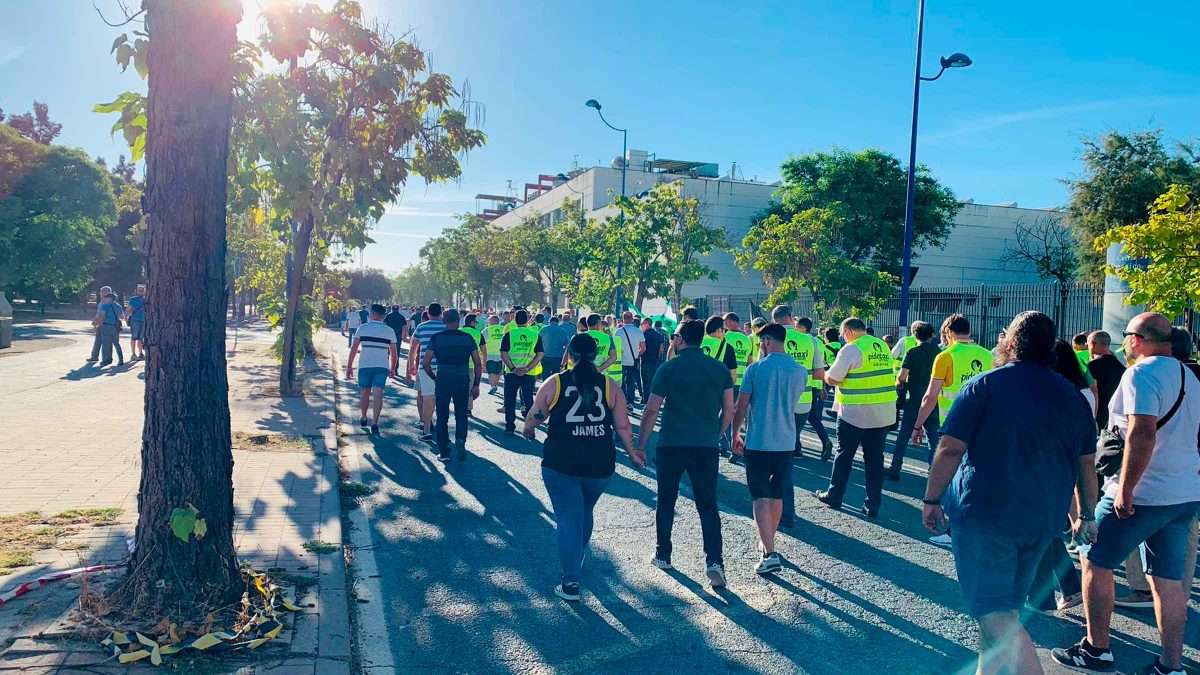 Imagen de la manifestación de taxistas en protesta por el decreto de los VTC / SA