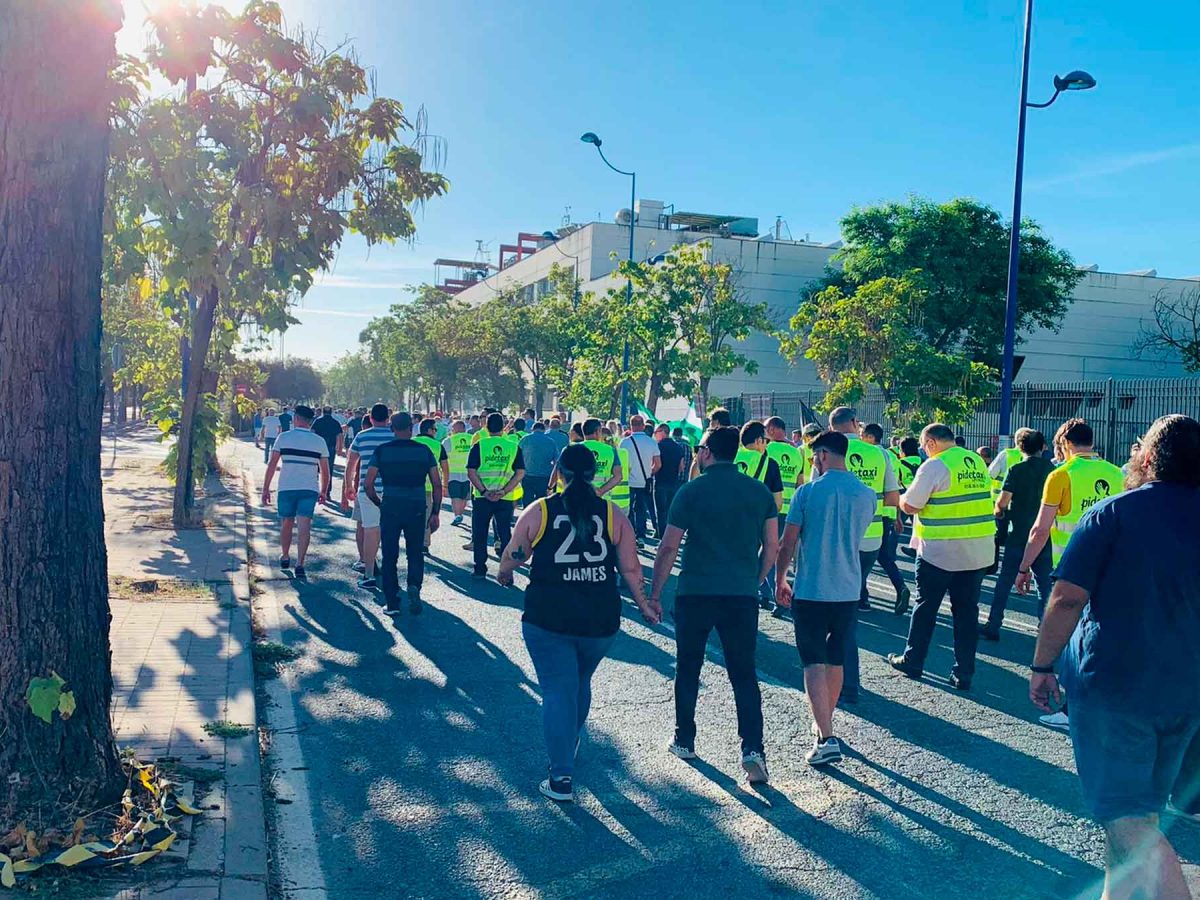 Imagen de la manifestación de taxistas en protesta por el decreto de los VTC / SA