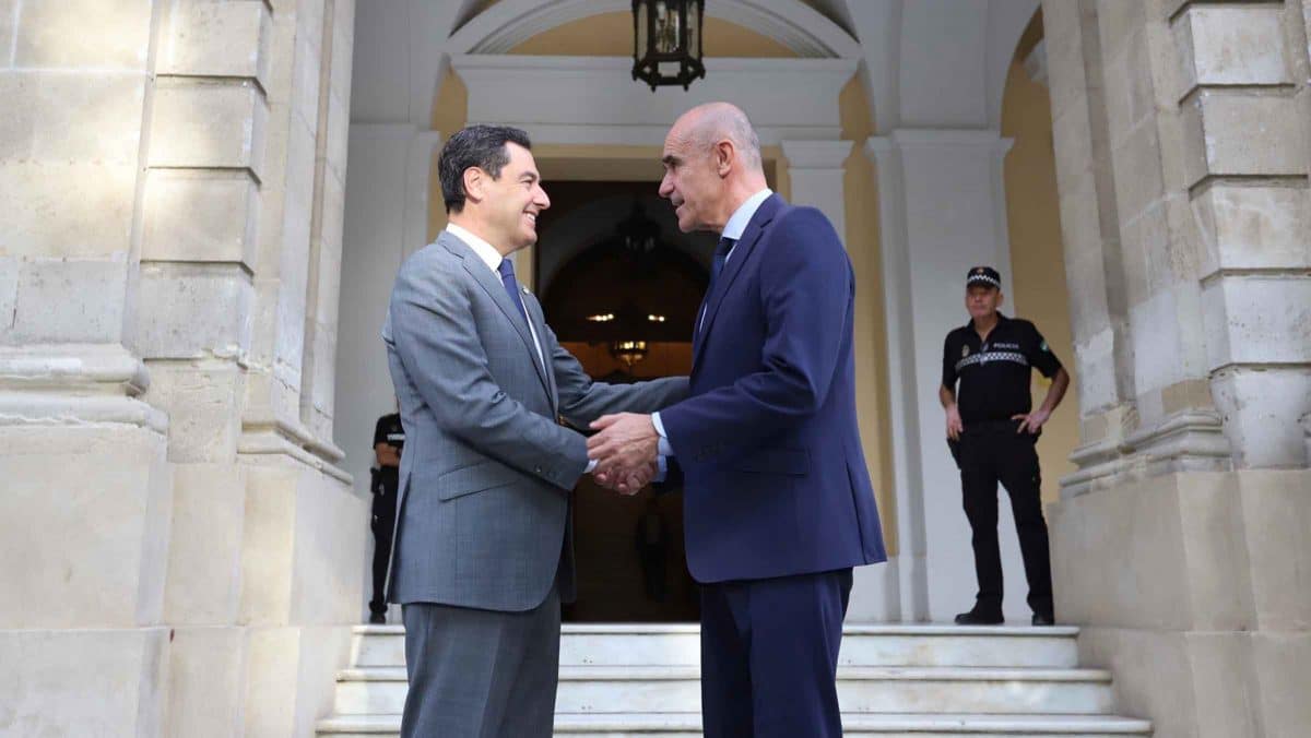 Reunión entre el alcalde de Sevilla Antonio Muñoz y el presidente de la Junta de Andalucía Juanma Moreno