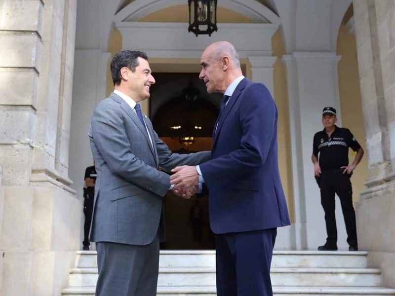 Reunión entre el alcalde de Sevilla Antonio Muñoz y el presidente de la Junta de Andalucía Juanma Moreno