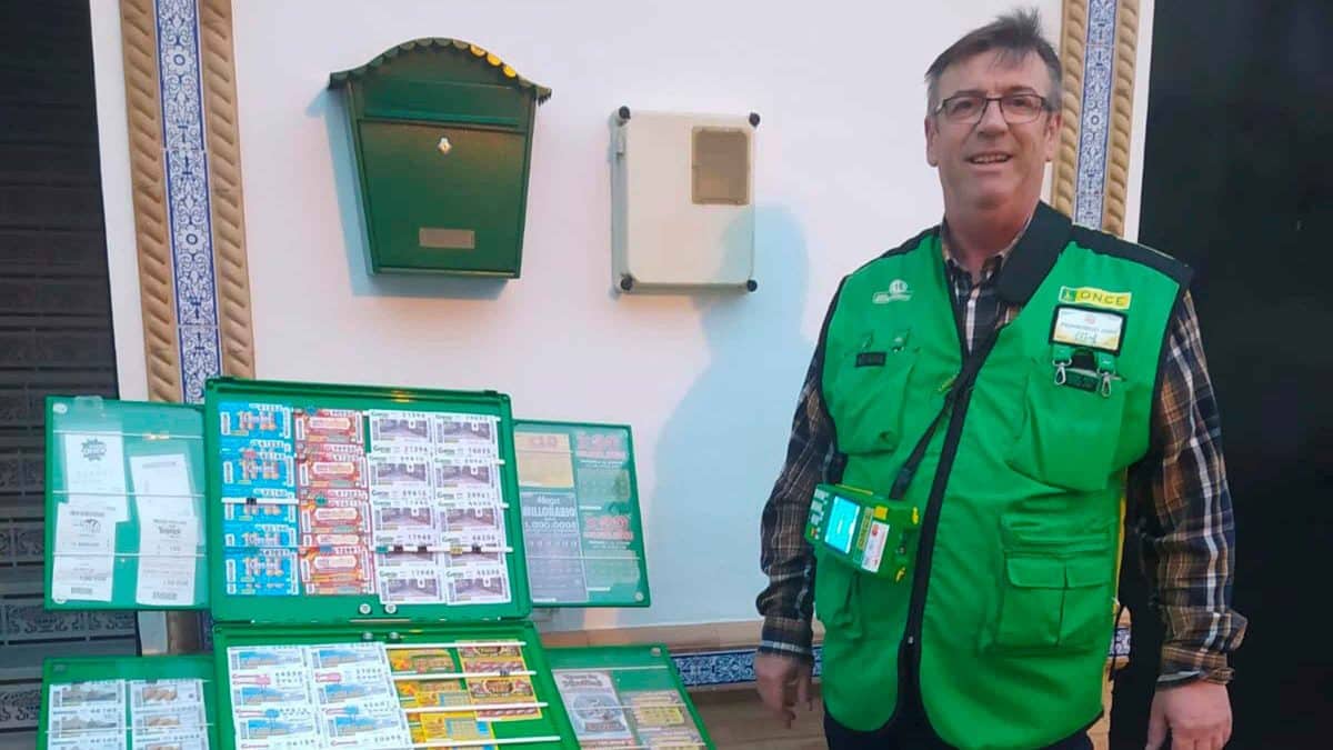 Francisco José Cabello, el cuponero de la ONCE que ha repartido el premio en Pilas / AD