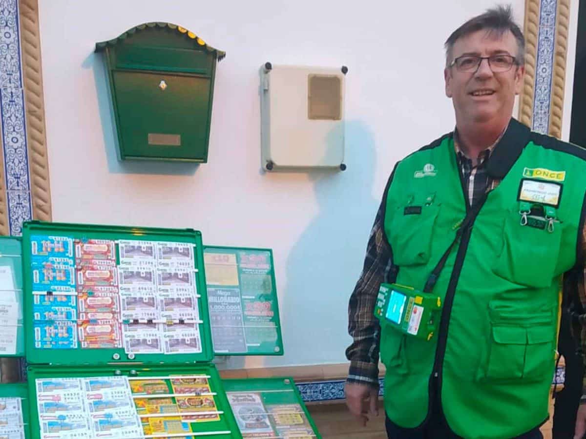 Francisco José Cabello, el cuponero de la ONCE que ha repartido el premio en Pilas / AD
