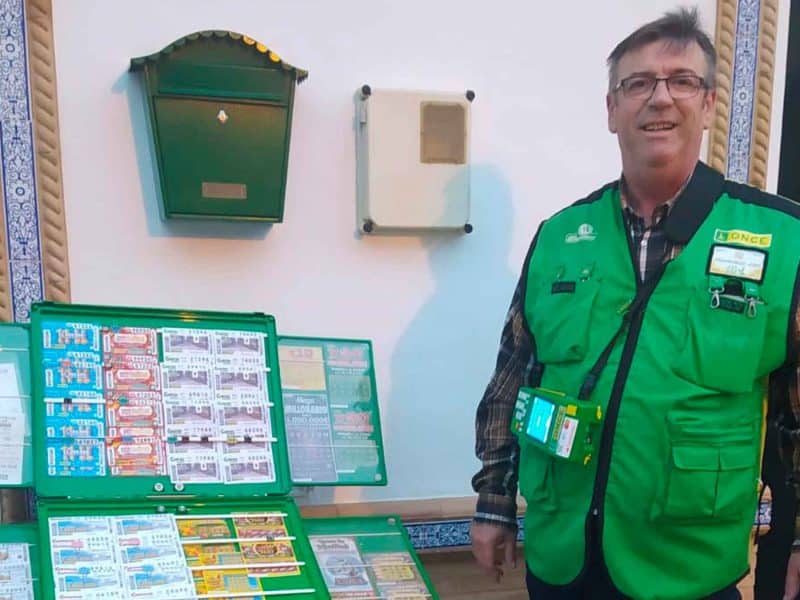 Francisco José Cabello, el cuponero de la ONCE que ha repartido el premio en Pilas / AD