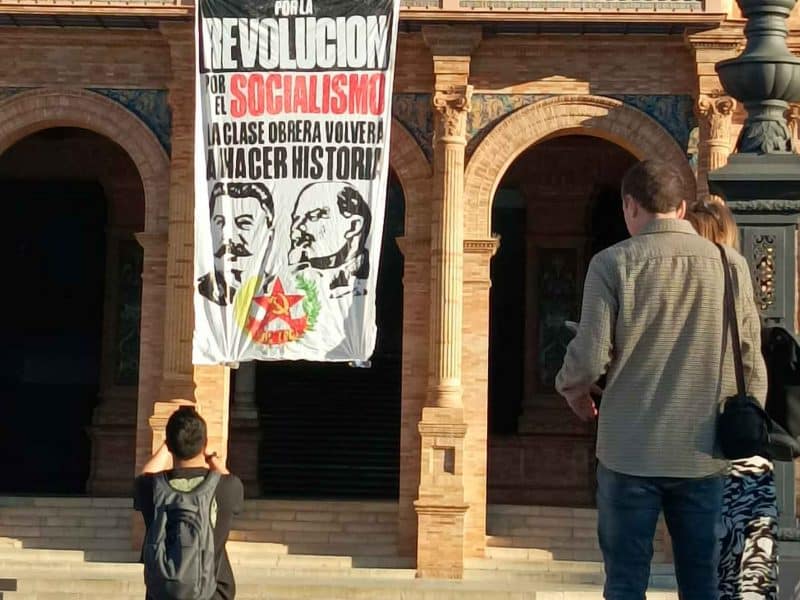 Imagen de la pancarta aparecida en la Plaza de España con las imágenes de Lenin y de Stalin / SA