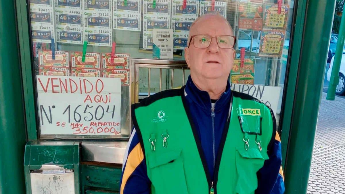 Vendedor de la ONCE que ha repartido premios en Rochelambert / SA