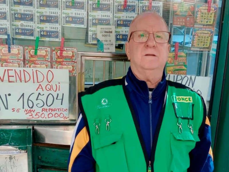 Vendedor de la ONCE que ha repartido premios en Rochelambert / SA