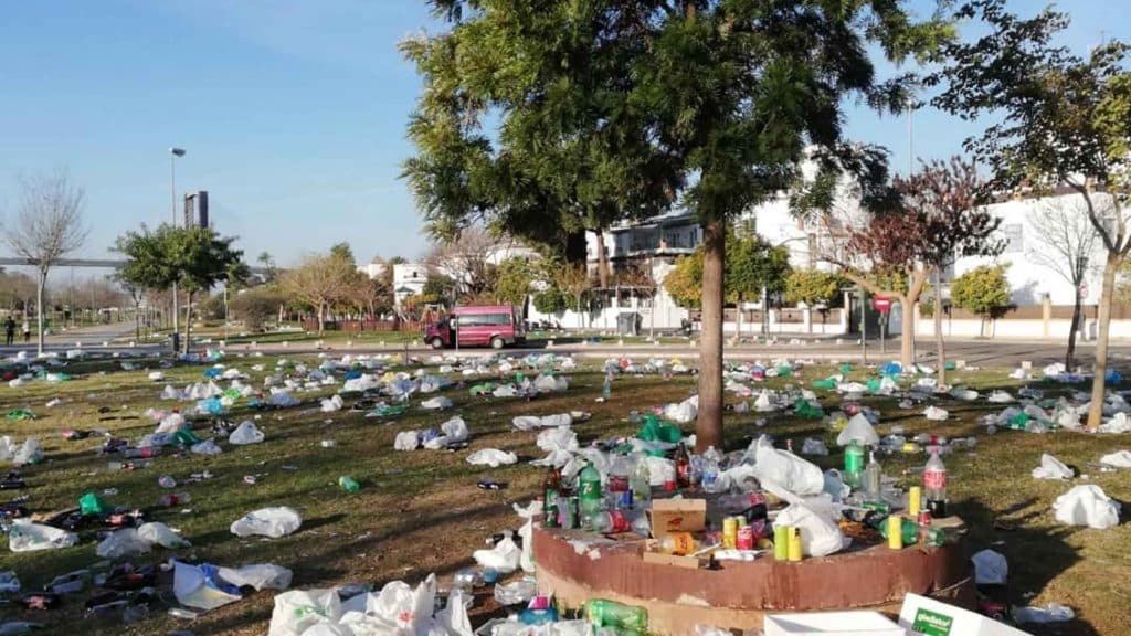 Imagen de la basura del derby Betis-Sevilla / SA