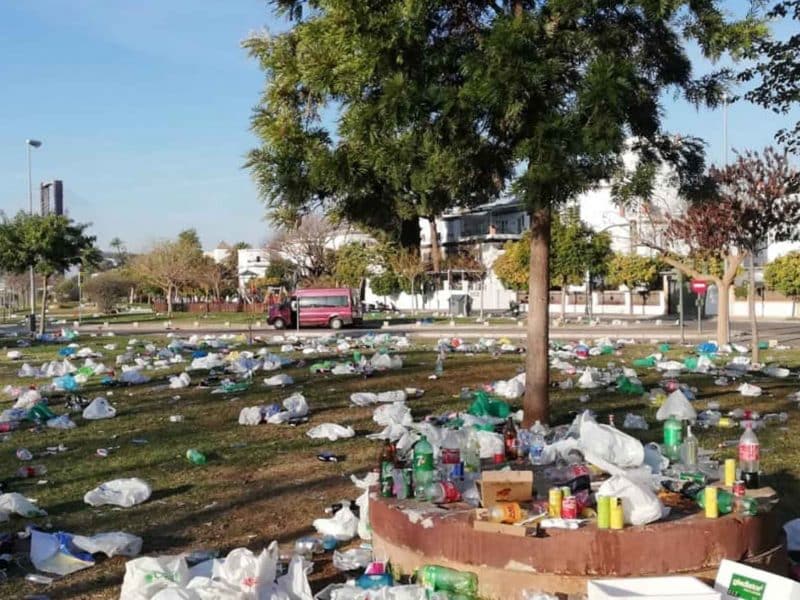 Imagen de la basura del derby Betis-Sevilla / SA