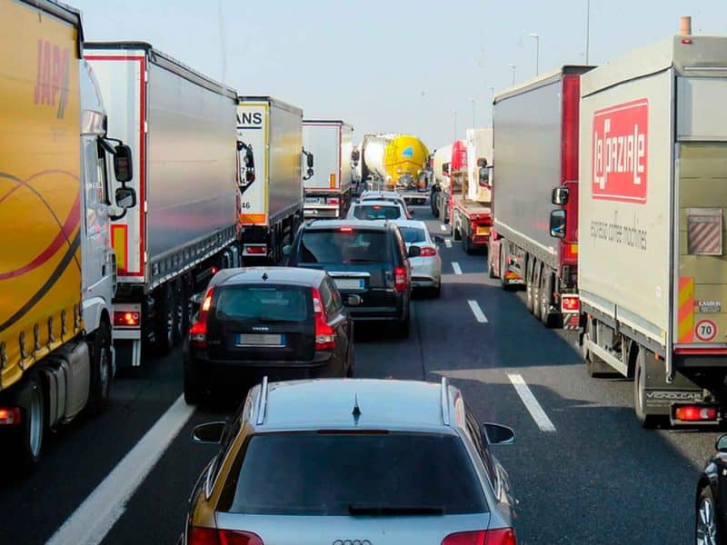 Imagen de tráfico con camiones en carretera / Pixabay