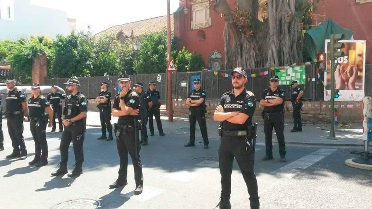 Imagen del Ficus de San Jacinto custodiado por la Policía / SA